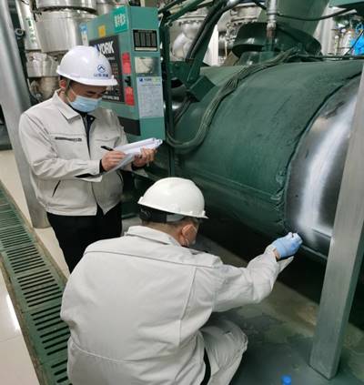 说明: 图片包含 人, 室内, 男人, 桌子描述已自动生成